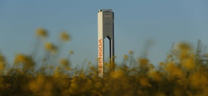 Una torre de una planta solar de Abengoa.