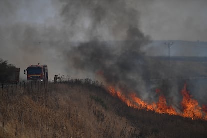 Los bomberos trabajan para extinguir un incendio tras un ataque de Hezbolá, en una zona de los Altos del Golán controlados por Israel, este jueves.