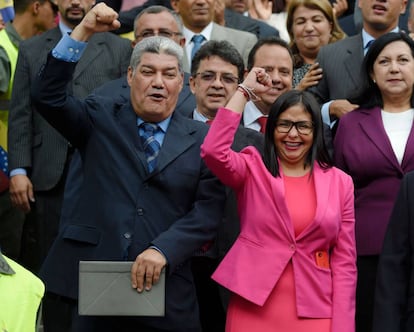 Delcy Rodríguez saluda a sus seguidores, este miércoles en Caracas.
