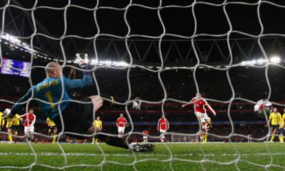 Puyol ha visto la roja en una entrada a Cesc que ha marcado el penalti y ha logrado el empate en el minuto 85. Después, el capitán del Arsenal ha aguantado cojeando los últimos minutos. Cesc, Puyol y Piqué - por tarjetas-, no jugarán en el Camp Nou.