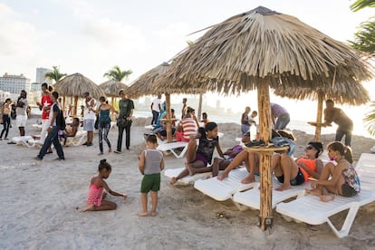 Instalación 'Resaca' del artista Arles del Río, en el malecón de la Habana donde ha convertido un trozo del emblemático paseo en una playa tropical.