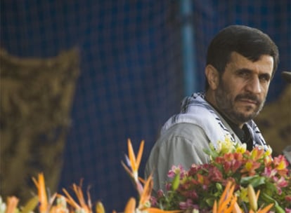 El presidente de Irán, Mahmud Ahmadineyad, durante un desfile militar en Teherán.