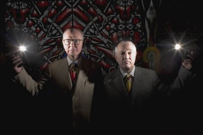 Gilbert & George, en su exposición 'Son of a god pictures. Was Jesus a heterosexual?', en 2006, en la White Cube (Londres).