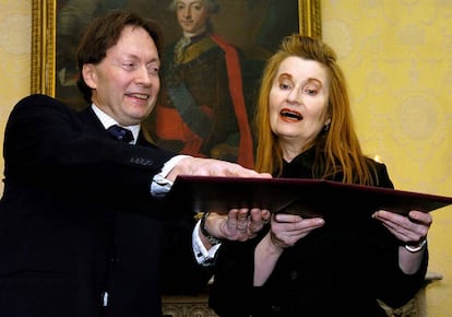 Engdahl entrega a la autora austriaca Elfriede Jelinek el diploma del Nobel de Literatura en 2004.