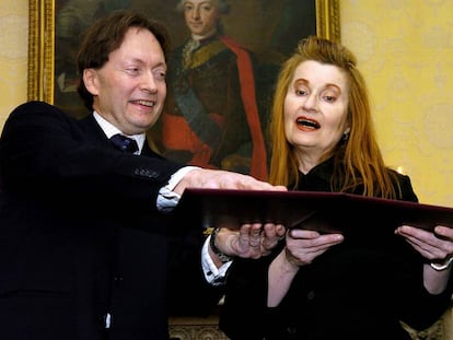 Engdahl entrega a la autora austriaca Elfriede Jelinek el diploma del Nobel de Literatura en 2004.
