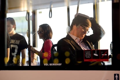 Famílias saem de Schiphol desoladas, em um ônibus providenciado pelo aeroporto holandês.