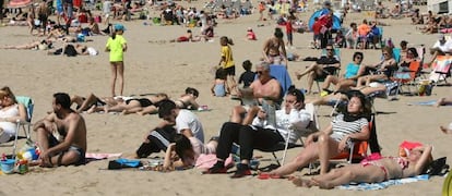 Turistas en la playa de Levante de Salou (Tarragona) en una imagen de archivo.