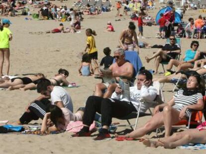 Turistas en la playa de Levante de Salou (Tarragona) en una imagen de archivo.