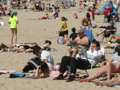 Turistas en la playa de Levante de Salou (Tarragona) en una imagen de archivo.