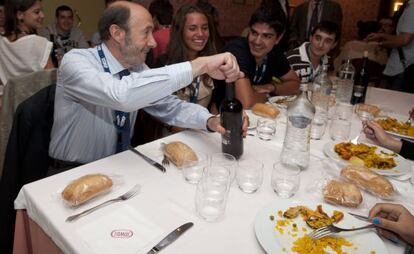 Rubalcaba almuerza con alumnos del Aula de Verano Ortega y Gasset de la UIMP.