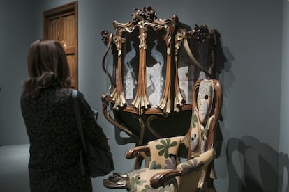 Muebles creados por Aleix Clapés, un artista que colaboró con Gaudí en edificios como La Pedrera y el Palau Güell.