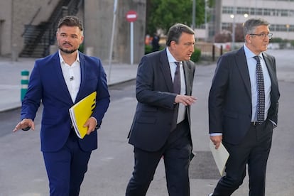 Desde la izquierda, Gabriel Rufián (ERC), Aitor Esteban (PNV) y Patxi López (PSOE), antes del debate en Televisión Española el 13 de julio.