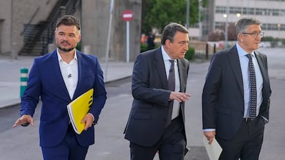 El portavoz de ERC, Gabriel Rufián, el del PNV, Aitor Esteban, y el del PSOE, Patxi López, en el Congreso el 13 de julio de 2023.