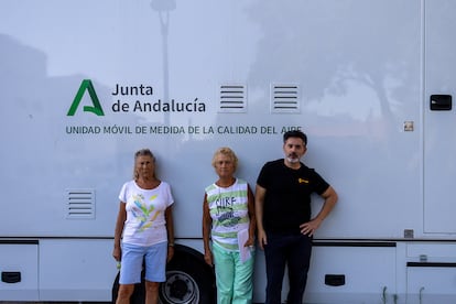 Vecinos de Coria del Río, frente a la unidad móvil de medición de calidad del aire enviada por la Junta.