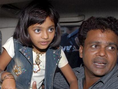 Rubina, con su padre Rafiq Qureshi.