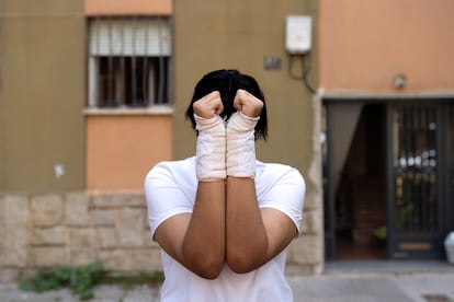 La joven secuestrada en una buhardilla en Salamanca por su pareja se tapa la cara con las muñecas vendadas por las heridas este 14 de agosto de 2024.