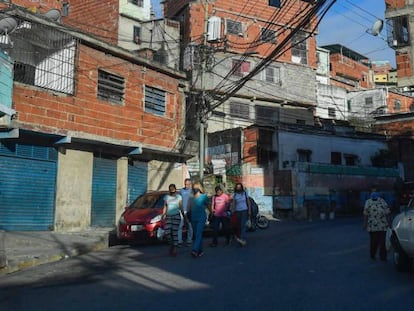 Un grupo de personas camina en una calle de Petare, el barrio más grande de Venezuela, en septiembre. 
