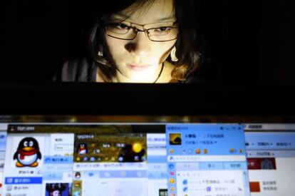 Una joven acceda a una red social en China.