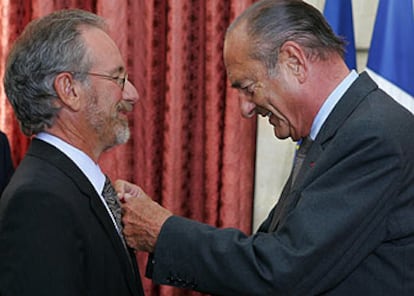 Steven Spielberg recibe la insignia de caballero de la Legión de Honor de manos del presidente Jacques Chirac.

 / REUTERS
