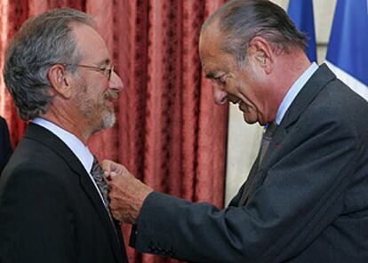 Steven Spielberg recibe la insignia de caballero de la Legión de Honor de manos del presidente Jacques Chirac.
/ REUTERS