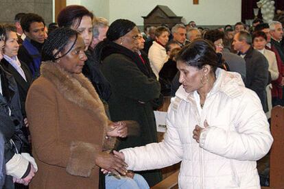 Familiares de los marineros muertos en el <i>Siempre Casina</i> reciben el pésame en la iglesia de Burela.