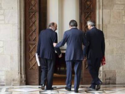 El presidente de la Generalitat, Artur Mas, con el secretario general del PSOE, Alfredo Prez Rubalcaba (i), y el lder del PSC, Pere Navarro (d).