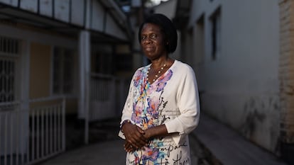 Godelieve Mukasarasi, fundadora de la organización SEVOTA, que ayuda a viudas y huérfanos del genocidio de 1994, en Kigali, el 31 de mayo.