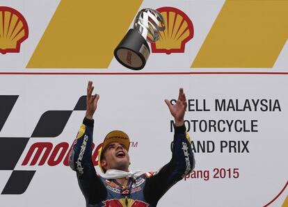 Miguel Oliveira celebra la victoria en el circuito de Sepang.