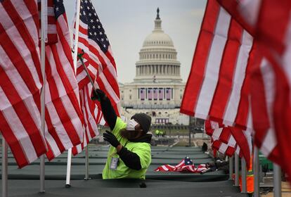 Washington DC prepara el capitolio con banderas de Estados Unidos