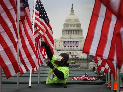 Colocación de banderas frente al Capitolio en representación de las personas que no podrán asistir a la inauguración de Biden.