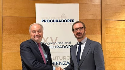 El presidente del Consejo General de Procuradores de España, Juan Carlos Estévez y el vicepresidente primero del Senado, Javier Maroto