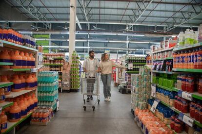 Dos personas comprando en un supermercado.