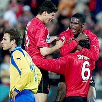 Luque, Eto'o y Siviero celebran un gol ante Turdó.