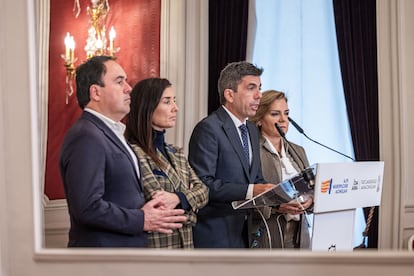 El presidente de la Generalitat, Carlos Mazón, acompañado por la vicepresidenta, Susana Camarero, y la consejera de Hacienda y Economía, Ruth Merino (d), durante su comparecencia este lunes en la que ha anunciado un acuerdo para aprobar los Presupuestos de la Generalitat para 2025 con Vox.