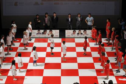 Con los seis jugadores al fondo, 32 niños de colegios vizcainos donde el ajedrez se utiliza como herramienta pedagógica escenificaron las jugadas del encuentro Europa-Resto del Mundo