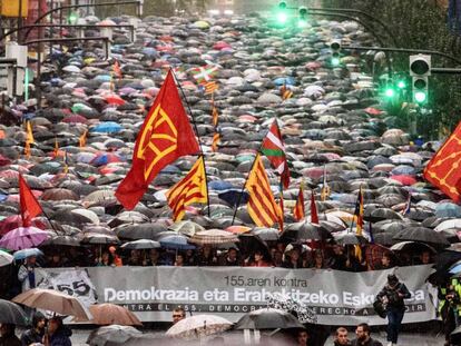  Vista general de la manifestaci&oacute;n convocada por EH Bildu, los sindicatos nacionalistas y Gure Esku Dago contra la aplicaci&oacute;n del art&iacute;culo 155 en Catalu&ntilde;a.