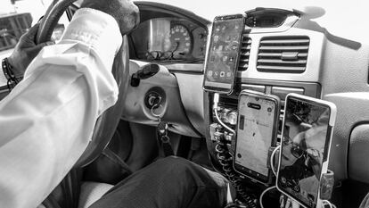 El salpicadero de taxista de Colombia con múltiples teléfonos para llevar el GPS y una videollamada.