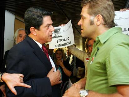 Pacho González, hermano de un capitán fallecido en el accidente, se encara a Federico Trillo durante la comparecencia del ex ministro en el Congreso de los Diputados en junio de 2005.