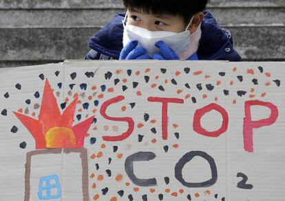 Un niño utiliza una mascarilla durante la protesta contra el cambio climático en el centro de Seúl (Corea del Sur).