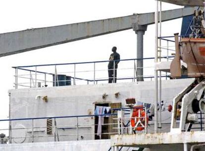 Un marinero, en la cubierta del 'Meugang 1'