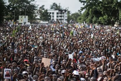 Partidarios del presidente Provisional del Movimiento Congole?o para la Democracia y el Desarrollo Integral Guy Brice Parfait Kole durante un mitin de su lder en Brazzaville, Repblica del Congo.