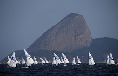 Veleros durante la tercera carrera masculina, en la Bahía Guanabara.