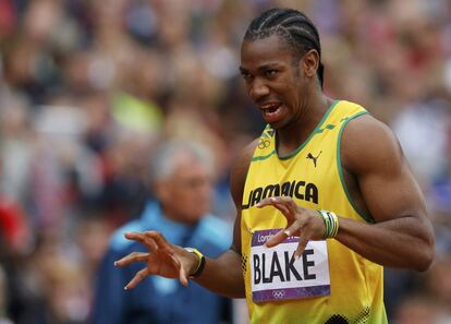 Yohan Blake, plata en los 100m, se prepara para correr en la primera ronda de los 200m.