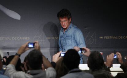 Sean Penn entra en la sala donde ofreció la conferencia de prensa de <i>This must be the place</i> en el Festival de Cannes.