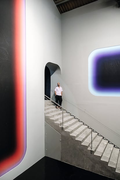 The artist Jonny Niesche with his work, the dialogue between his three paintings and the architecture of the Nave Salinas.