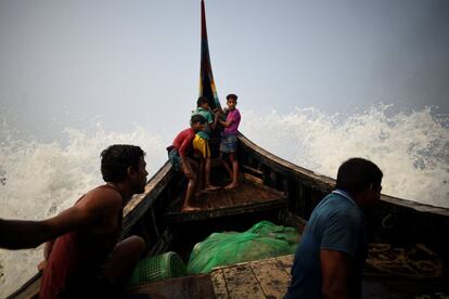 Las olas golpean un barco pesquero tripulado por refugiados Rohingya en la Bahía de Bengala, cerca del Cox's Bazar (Bangladesh)