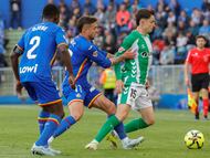 Femenía, autor del primero gol del Getafe, presiona al bético Fidalgo.