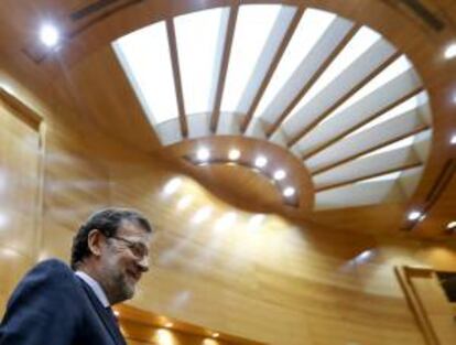 El presidente del Gobierno, Mariano Rajoy, a su llegada al pleno celebrado esta tarde en el Senado, en Madrid.