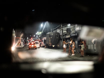 Jóvenes esperan a que se detenga un auto, en el barrio San Diego de Medellín.