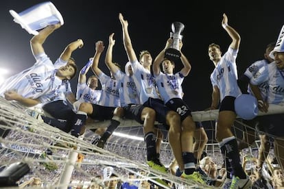 Diego Milito, celebra con sus compañeros el título de campeón de la liga argentina tras derrotar en la fina al Godoy Cruz